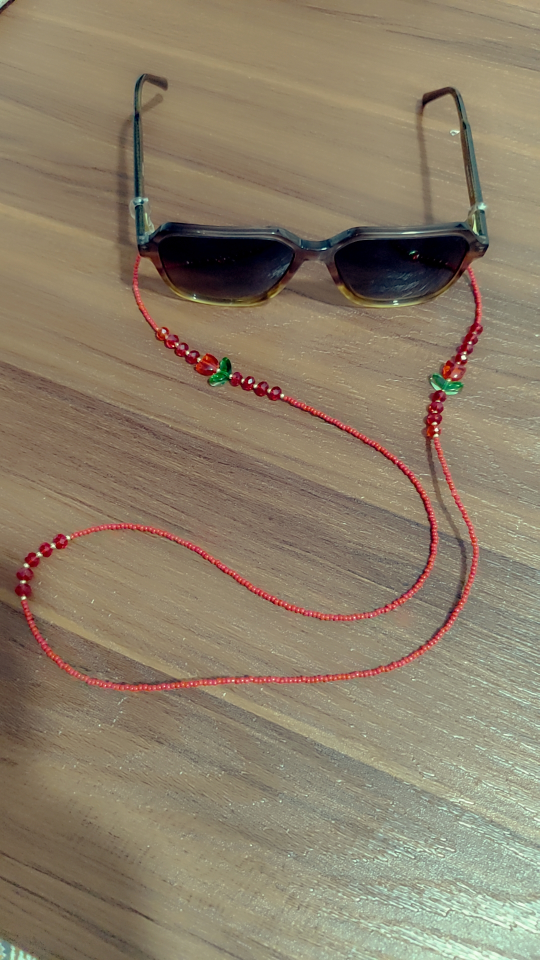 تصویر بند عینک لاله قرمز 